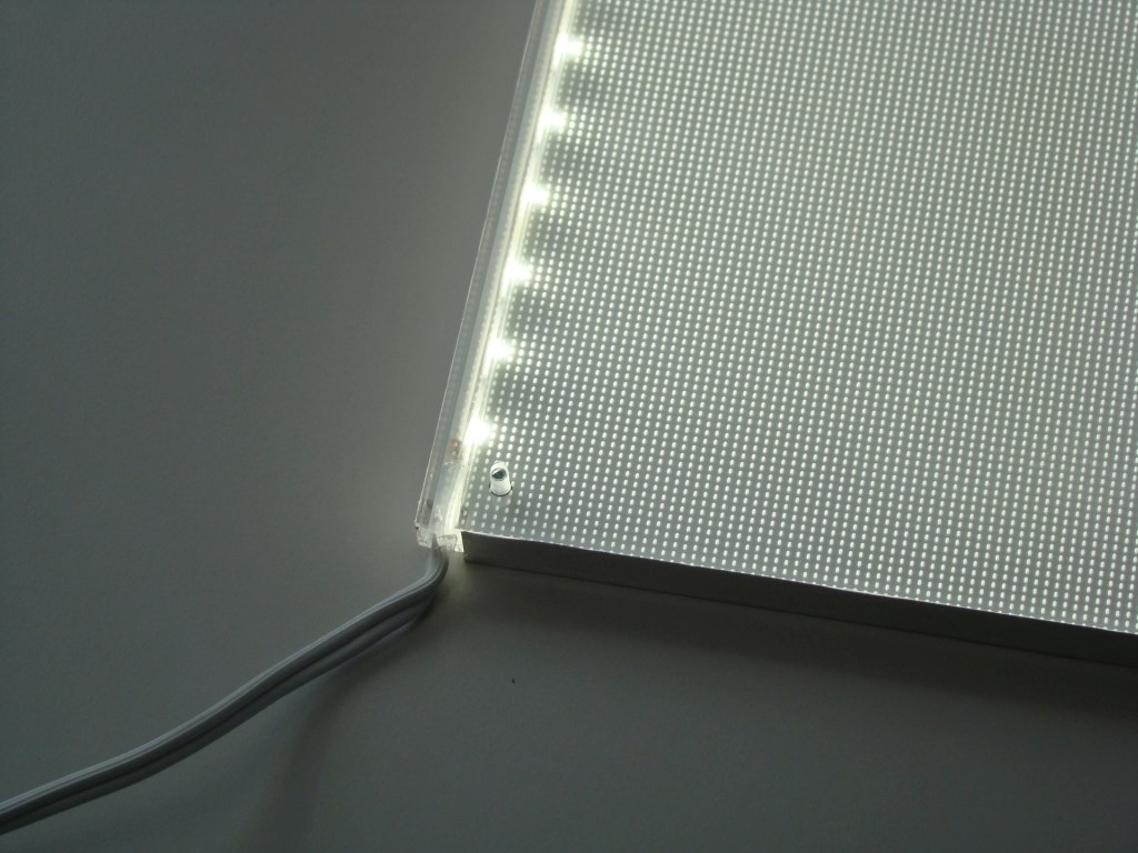 2-reih. LED-Acrylglasplatte gem. Kundenvorgabe