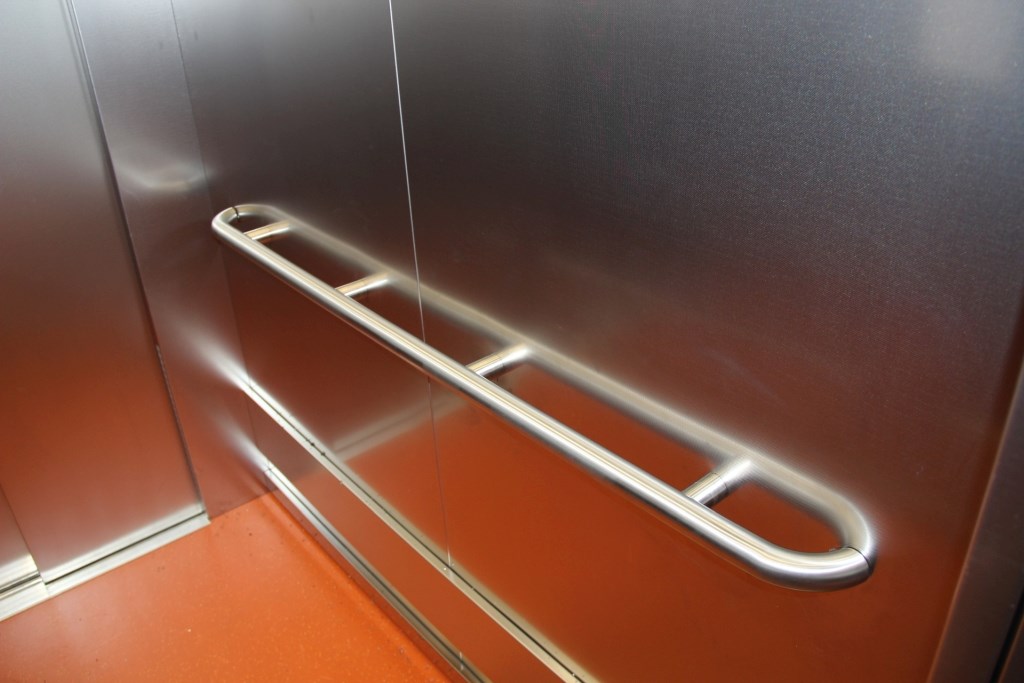 Mains courantes coudées avec supports