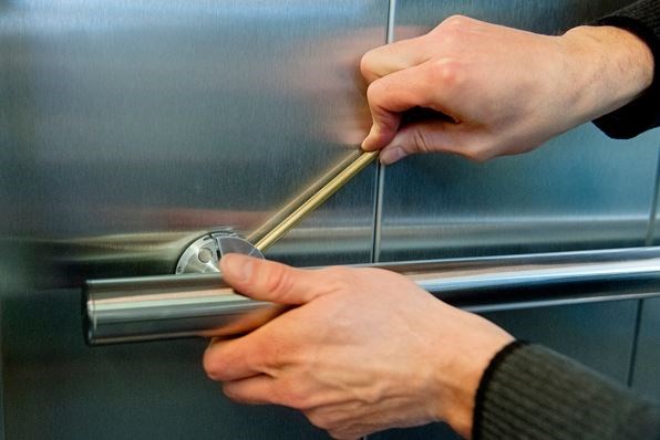 Installation tool for e-li handrail system incl. tightening toggle.