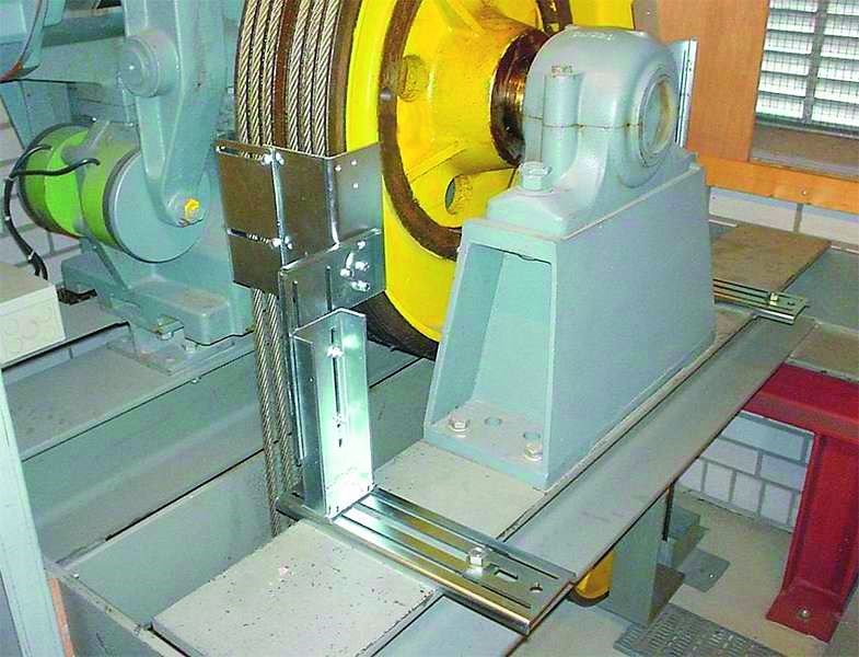 Dispositif de protection pour poulies motrices et poulies de renvoi