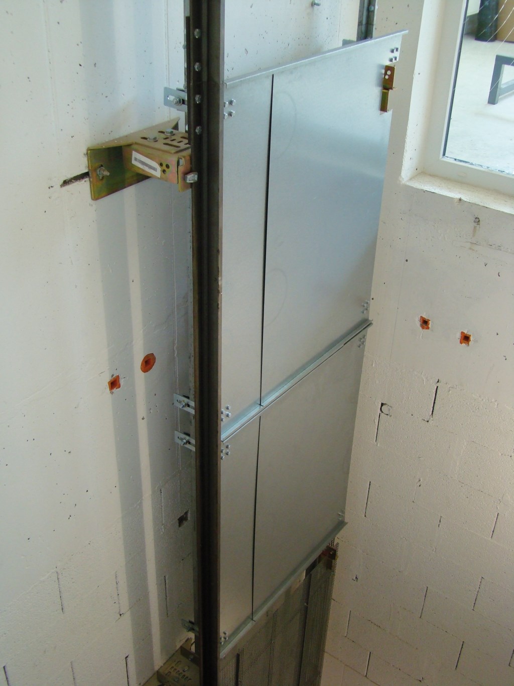 Zur Befestigung an den Führungsschienen